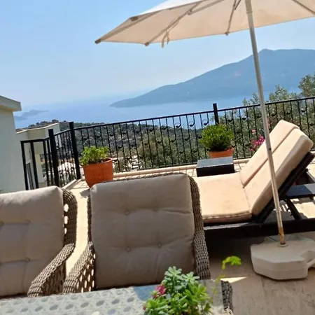 Kalkanda Sonsuzluk Havuzlu Vilă